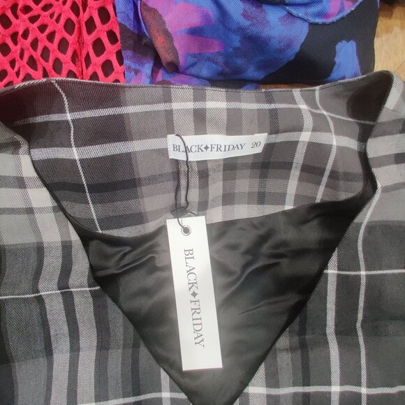 Dangerfield vest size 20 AU New (fits 16-18 US) - Picture 2 of 3